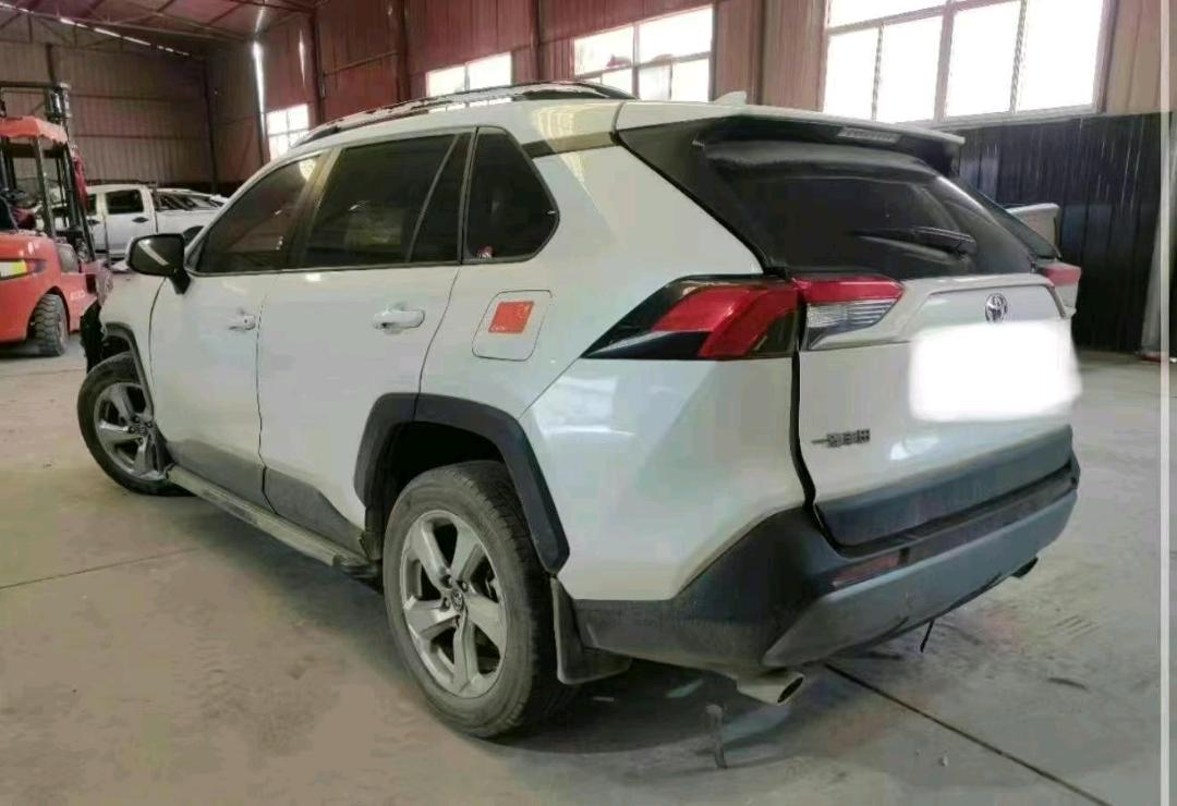 二手车商批量收购事故SUV，转修后翻倍售出-事故车买卖