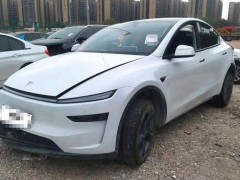 13.98 万买 25 款特斯拉 Model Y 事故车？修车厂入手血赚！