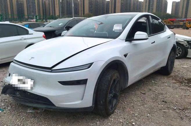 13.98 万买 25 款特斯拉 Model Y 事故车？修车厂入手血赚！-事故车