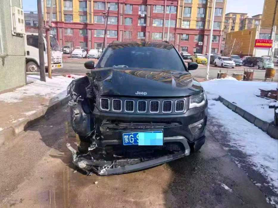 通辽市20年Jeep指南者事故车