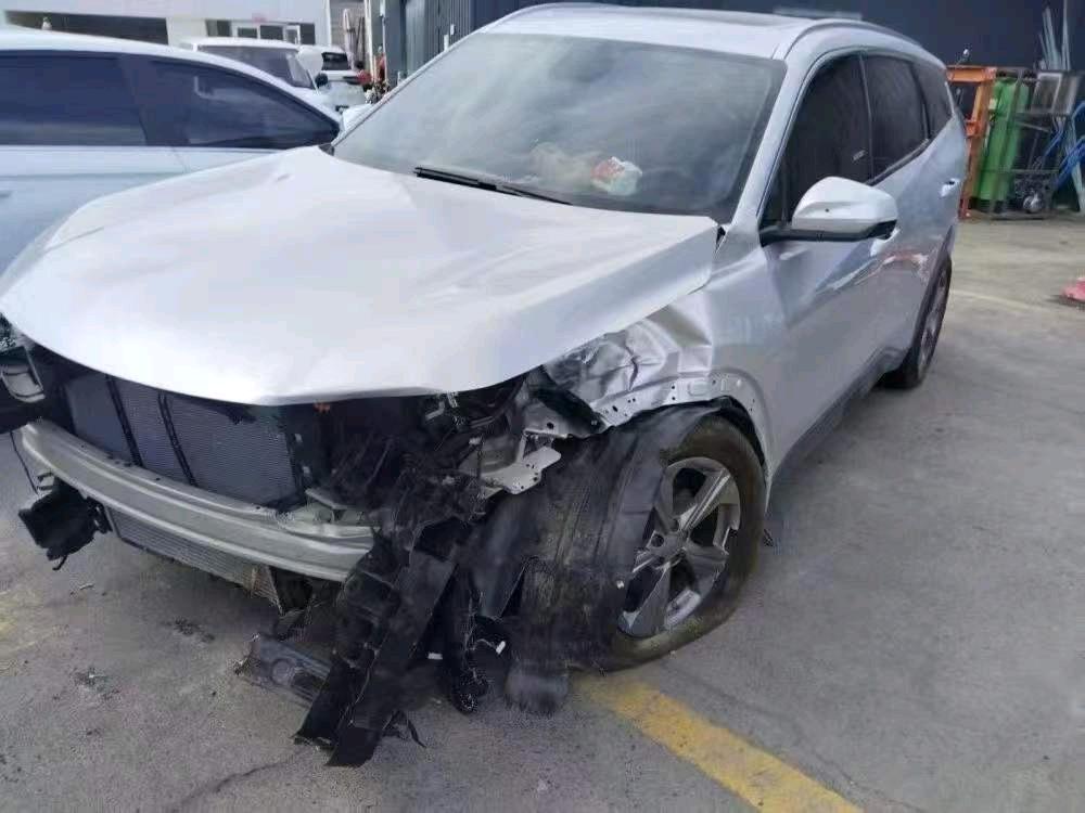 乌鲁木齐市26年吉利博越事故车