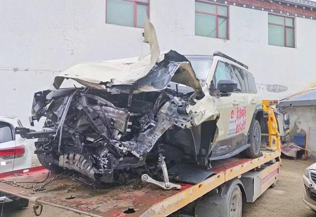 湖北25年东风猛士事故车