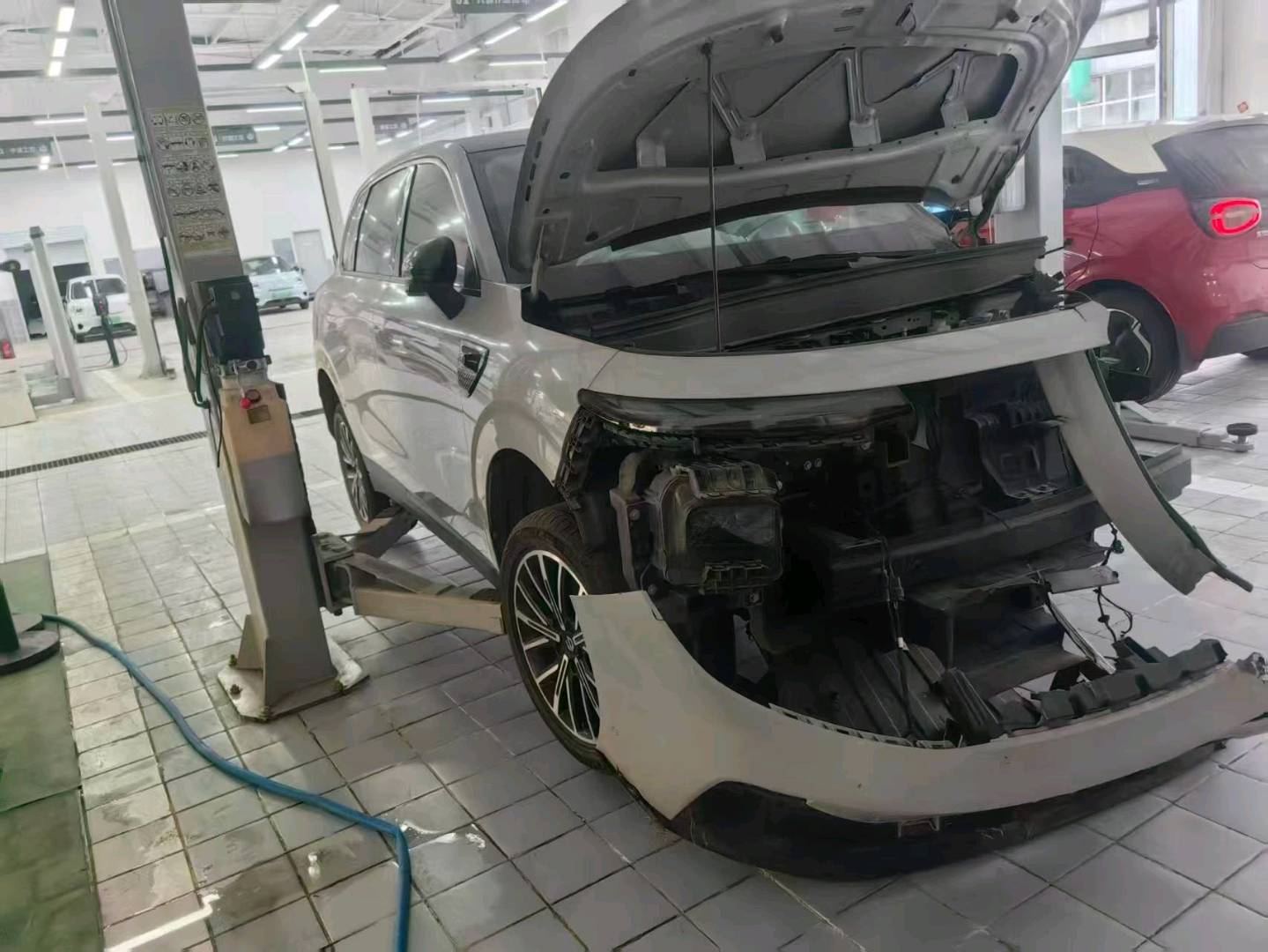 吕梁市25年零跑汽车B10事故车