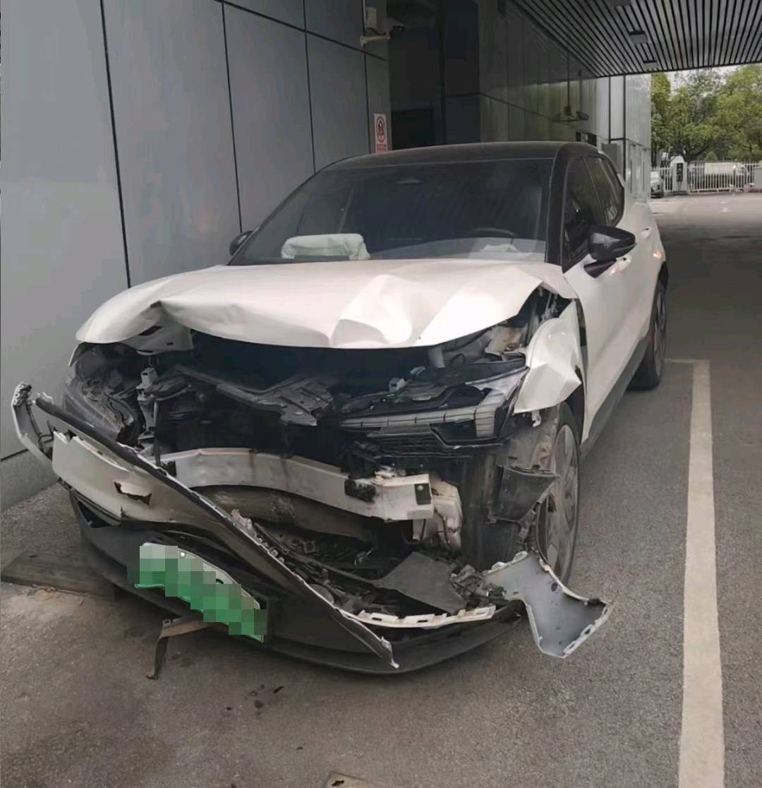 昆明市25年沃尔沃EX30事故车
